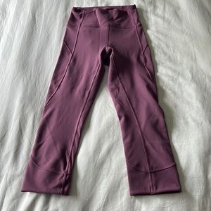 Lululemon In Movement Cropped Tight Size 2 color is Orchid (Mauve)
